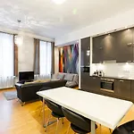 Luxury With Spacious Livingroom At Opera House