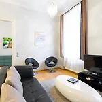 Luxury With Spacious Livingroom At Opera House Apartmán *