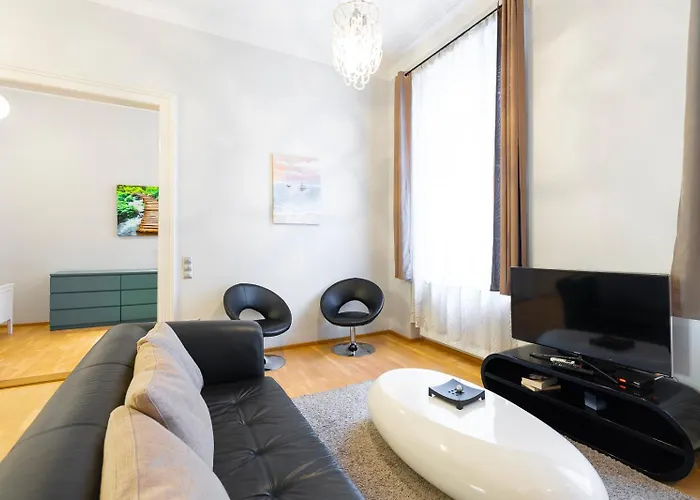 Luxury With Spacious Livingroom At Opera House Apartment *